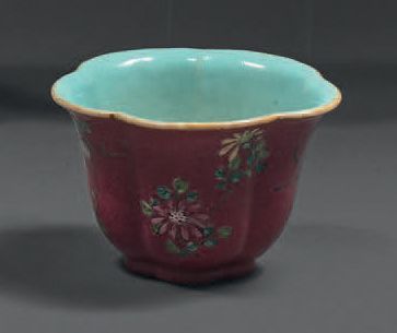 CHINE - XIXe siècle Polychrome enamelled porcelain bowl with flowers on a ruby background...