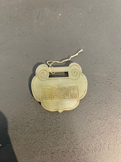 CHINE - Début XXe siècle Petite plaque en forme de ruyi en néphrite céladon à décor...