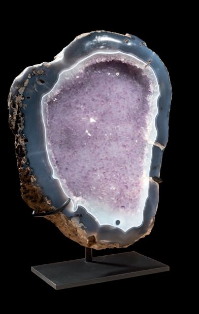 null Amethyst crystals in an agate geodeon base
H. 16 15/16 in - W. 11 1/32 in