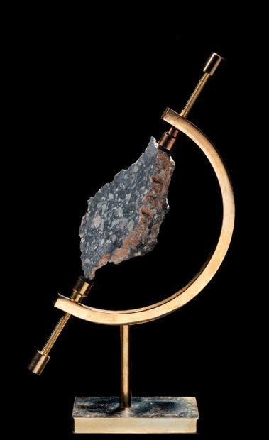 null Lunar meteorite, superb heel of 34,65 g. A heel is a piece presenting both a...