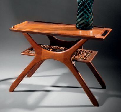 TRAVAIL ITALIEN Table basse en bois vernissé à plateau amovible rectangulaire ornementé...