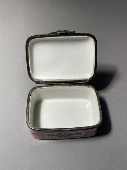 null Set of three snuffboxes
In porcelain, enamel and tortoiseshell mounted on a...