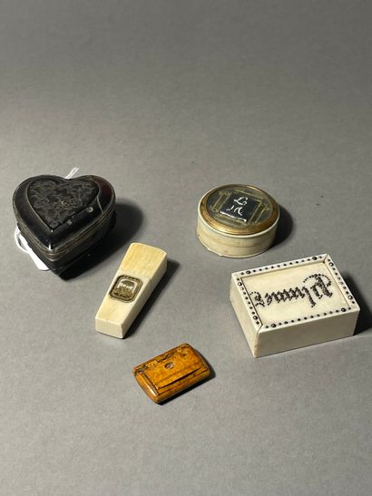 null 
Set of five ivory, tortoiseshell and burr walnut boxes.

L. 5x2 cm/ Diam :...