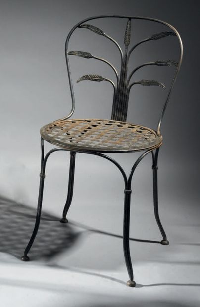 null Deux chaises en fer forgé peint le dossier à décor d'épis de blé
H. 84 cm
