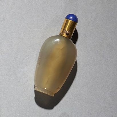 null Herbaceous agate bottle, gold neck and stopper, lapis lazuli lid.
About 1930
H....
