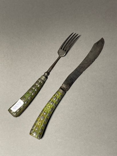 null Hunting cutlery
Green stained bone handles, silver inlaid decoration of figures...