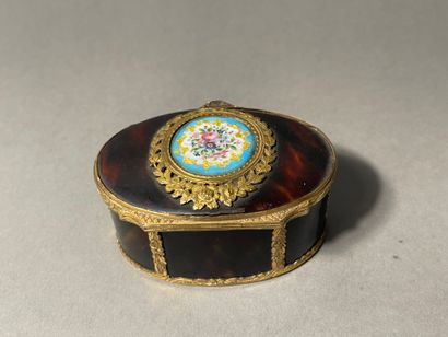 null Set of three snuffboxes
In porcelain, enamel and tortoiseshell mounted on a...