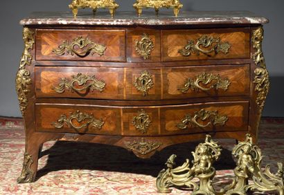 null Commode tombeau en placage et marqueterie de bois de rose et de bois de violette....