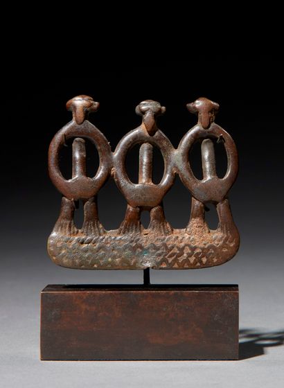  Amulet with three figures Ivory Coast/Burkina Faso H. 5,1 cm Bronze amulet with...