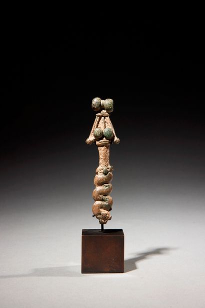 null Gan pendant featuring a snake
Burkina Faso
Bronze
H. 10,5 cm
Bronze pendant...