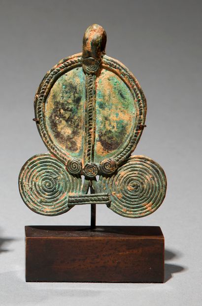 null Pendentif Djenné
Mali
Bronze
H. 8,5 cm
Pendentif Djenné en bronze de forme abstraite...