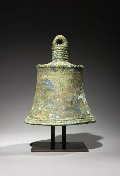 null Cloche Gan
Burkina Faso
Bronze
H. 25 cm
Cloche Gan en bronze en forme de cylindre...