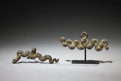  Deux pendentifs Lobi figurant un serpent Burkina Faso Bronze L. 10,8 et 11,2 cm...