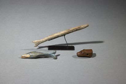 null Three Eskimo artifacts
Alaska
Walrus tooth and wood
H. 3.5 to 13.5 cm
Set of...
