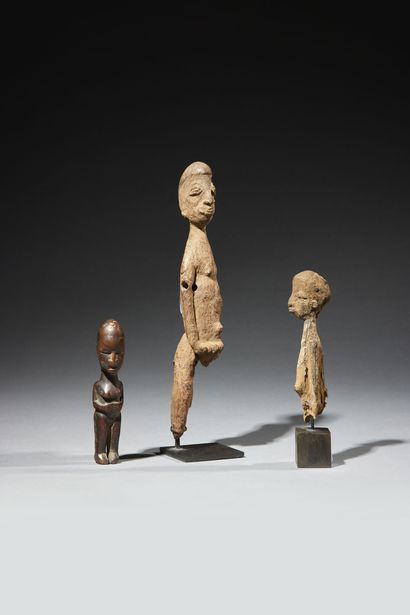  Trois statuettes Lobi Burkina Faso Bois H. 10,5 cm à 20,5 cm Deux statuettes peuvent...