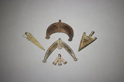  Cinq pendentifs en bronze Sénoufo à décor géométrique Burkina Faso H. 4,4 à 10,6...