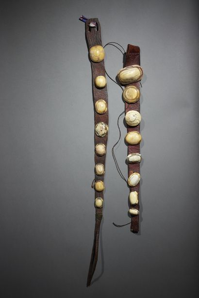 null *Deux ceintures, Cuanhama
Namibie
Cuir, ivoire, tissu, perles L. 94 et 63 cm
Deux...