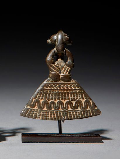 null Sénoufo pendant.
Côte d'Ivoire
Bronze
H. 5.4 cm
Bronze Sénoufo pendant featuring...