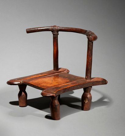  Chaise Dan Côte d'Ivoire Bois et cuir H. 35 cm - L. 35 cm Petite chaise à l'assise...