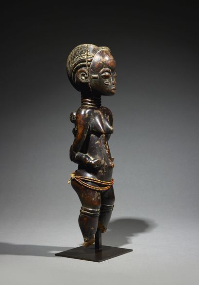 null Baule-Agni statue
Ivory Coast
Wood and pearls H. 37 cm
Remarkable maternity...
