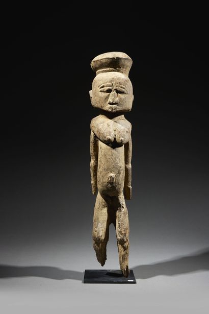 null Lobi statue
Burkina Faso
Wood
H. 56 cm
Statue of a standing female figure, arms...