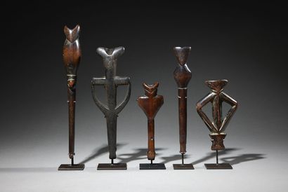  Cinq flûtes Burkina Faso Bois H. 14 à 26 cm Ensemble de cinq flûtes d'origine Mossi,...