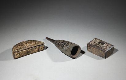 null Trois artefacts Kuba
Congo RDC Bois
L. 12 à 25 cm
Ensemble de trois objets comprenant...