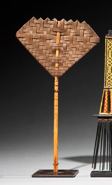 null Hairpin, Tonga
Polynesia
Wood, wickerwork
H. 23,5 cm
Charming hairpin made of...