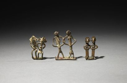  Trois amulettes Sénoufo Côte d'Ivoire H. 3,5 à 4,7 cm Ensemble de trois amulettes...