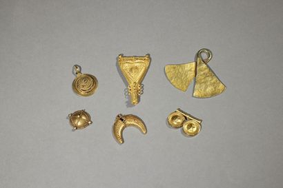 null Six pendants
Ivory Coast/Ghana/Sulawesi
Native gold
D. 2,5 to 6 cm
Set of five...