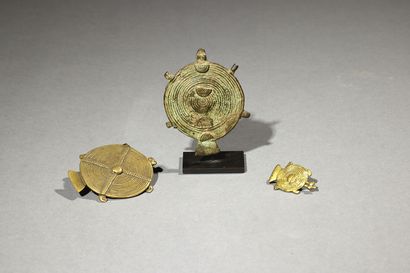  Three turtle pendants Côte d'Ivoire/Burkina Faso Bronze H. 3.1 to 7 cm Set of three...