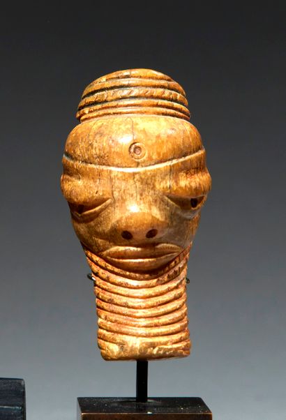 null Pendant Pende
Congo DRC Bone
H. 5,5 cm
Ikoko pendant representing a giwoyo mask...