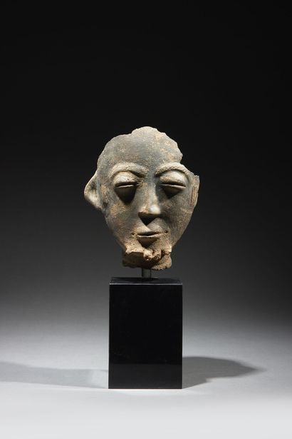  Tête Akan Ghana Terre cuite H. 17,5 cm Tête funéraire représentant un visage masculin...