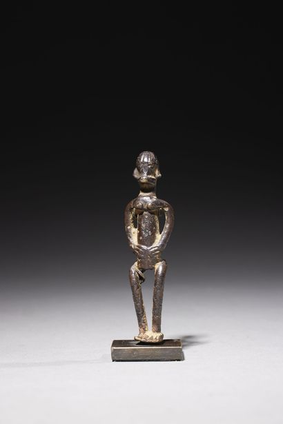 null Gan statuette
Burkina Faso
Bronze
H. 7,8 cm
Gan bronze statuette featuring a...