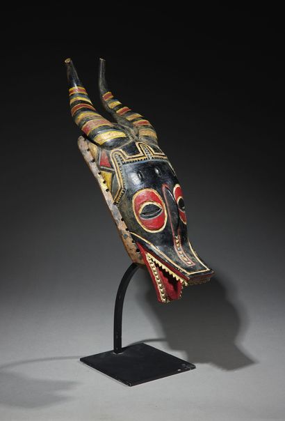 null Gouro mask
Ivory Coast
Wood and pigments
H. 44 cm
Zoomorphic mask representing...