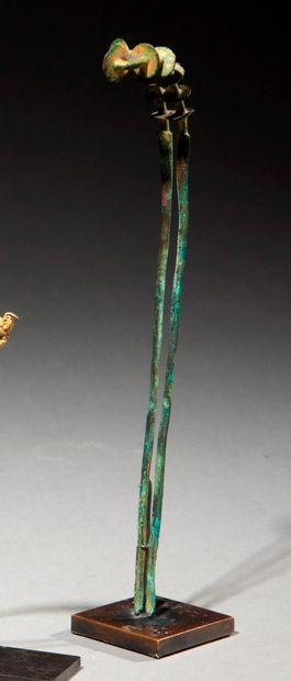 null ÉPINGLE Chine, Dynastie Tang
Bronze
H. 17 cm
Élégante épingle chinoise en bronze...