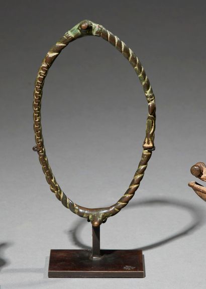null Bracelet torsadé Gan
Burkina Faso
Bronze
H. 13,5 cm
Bracelet torsadé de forme...