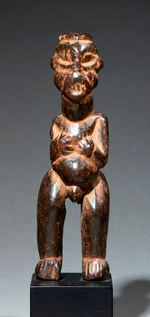 null Bamileke statuette
Cameroon
Wood
H. 17 cm
Beautiful male Mu'po statuette standing...