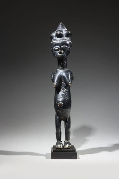  Statuette Kulango Côte d'Ivoire Bois et pigments H. 42,5 cm Rare statuette figurant...