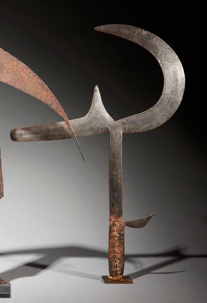  Couteau de jet N'gombé République Démocratique du Congo Fer, cuir H. 55,5 cm Élégant...