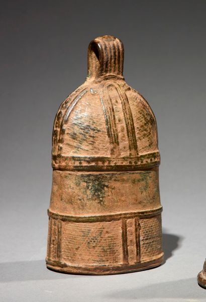 null Cloche
Nigeria, Bas-Niger
Bronze
H. 17,5 cm
Ancienne cloche en bronze ornée...