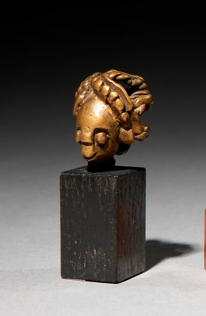  Poids Akan figurant une tête Côte d'Ivoire/Ghana Bronze H. 3,5 cm Poids à peser...