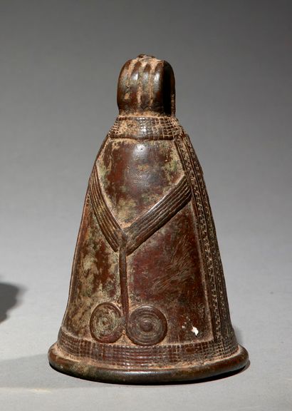 null Cloche
Burkina Faso
Bronze
H. 13 cm
Belle cloche en bronze ornée d'un décor...