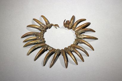 null Collier Dan-Guéré
Côte d'Ivoire/Liberia
Bronze et lien L. 38 cm
Rare collier...