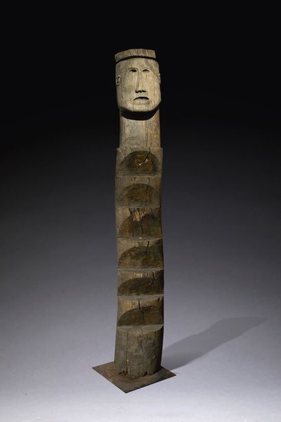  Mapuche, Chile Wood H. 220 cm Mapuche, Chile H. 86 5/8 in Striking pillar carved...