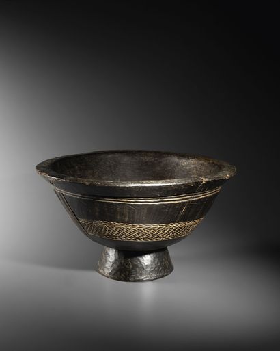  Dan bowl, Republic of Côte d'Ivoire Wood, beautiful glossy black patina. D. 40 cm...