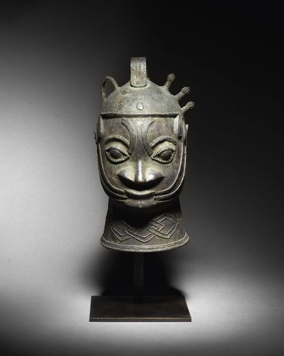  Cloche anthropomorphe Owo, Royaume d'Ijebu, Nigéria Cuivre H. 24 cm Anthropomorphic...