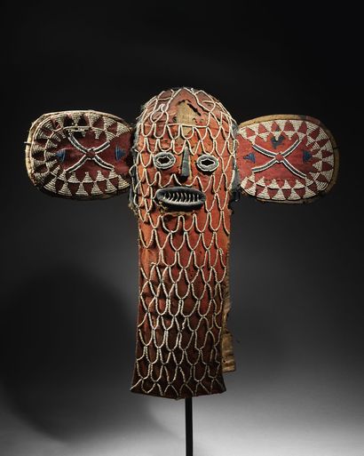 null Bamileke hood mask, Cameroon 
Coloured beads, fabric 
H. 64 cm 
Bamileke hood...