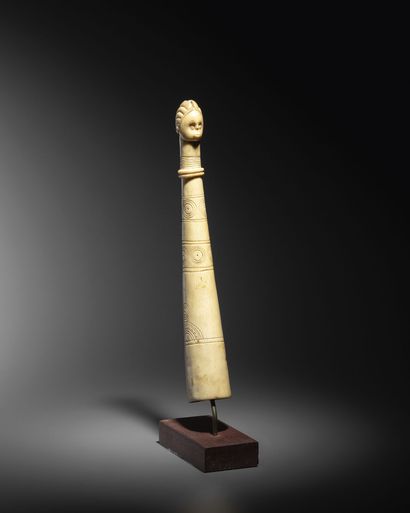 null 
* Pulverin Mende, Sierra Leone 



Ivory



H. 25 cm 



Mende powder horn,...