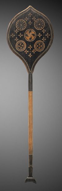  Pagaie Dayak, Bornéo Bois H. 124 cm Dayak paddle, Borneo H. 48 13/16 in Rare pagaie...